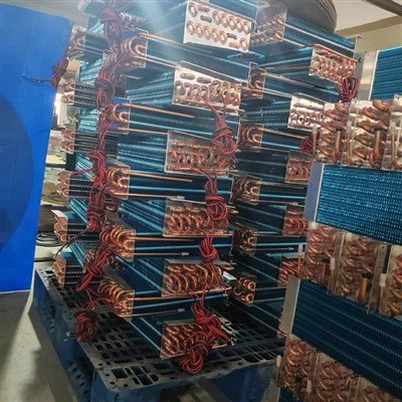 Rebrasti uparjalnik z vzporedno cevjo